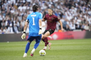 FC Midtjyllands Cho overfor FCK's Grabara.