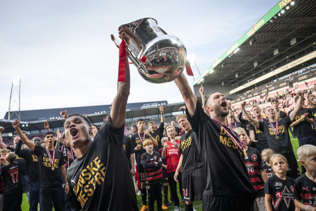 FC MIdtjyllands Henrik Dalsgaard og Paulinho fejrer det danske mesterskab 2024.