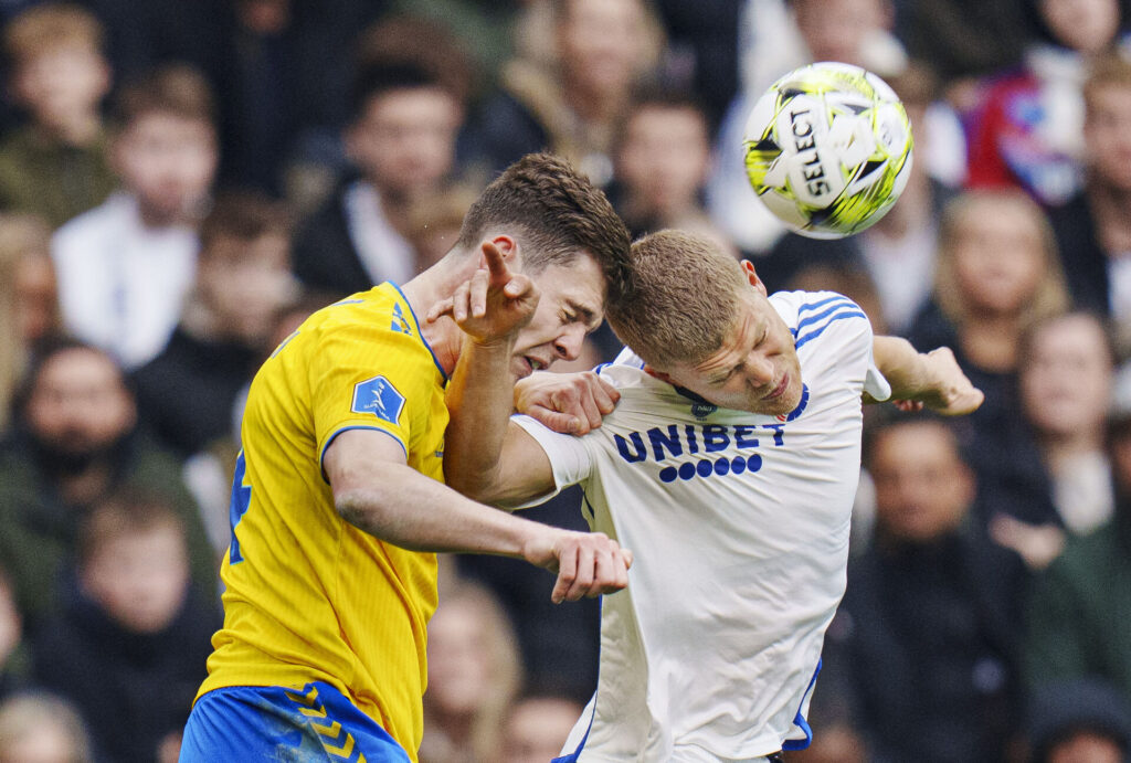 FCKs Andreas Cornelius og Brøndbys Jacob Rasmussen under superligakampen mellem FC København og Brøndby IF i Parken mandag den 1. april 2024