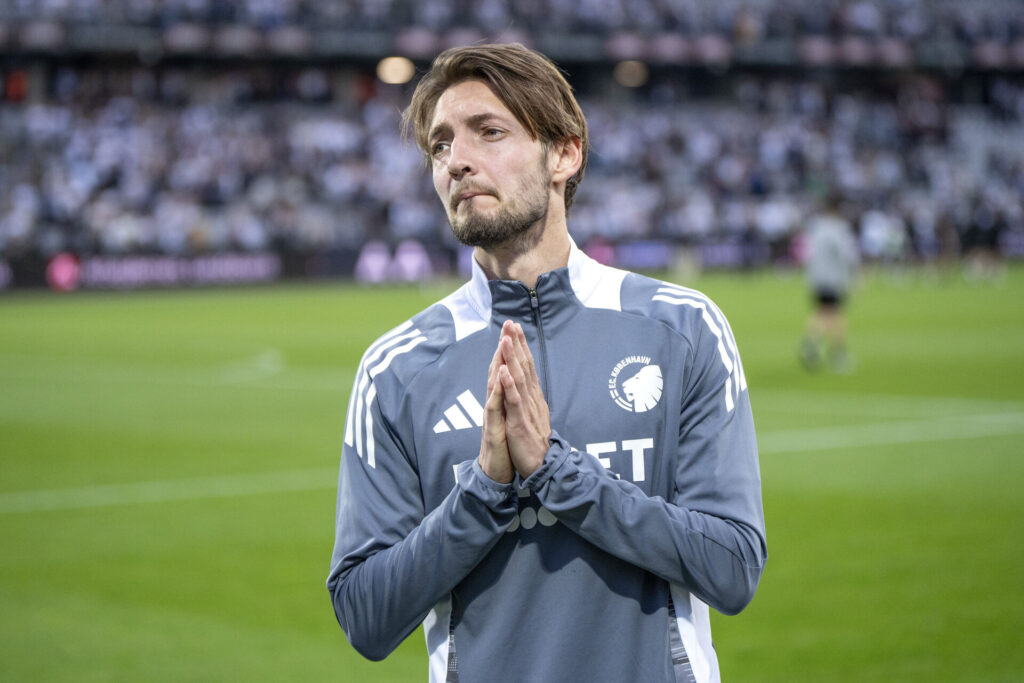 Rasmus Falk kigger ud på de medrejsende FCK-fans efter kampen mod AGF