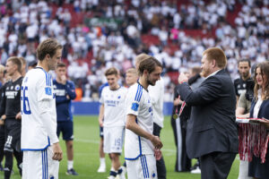 Rasmus Falk modtager sin bronzemedalje for F.C. København