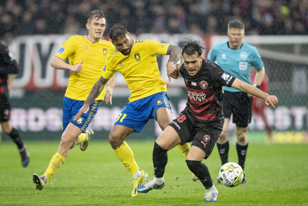 Brøndbys Sean Klaiber i duel med FC Midtjyllands Aral Simsir.