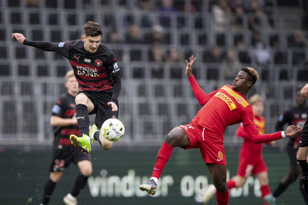 Armin Gigovic i kamp for FC Midtjylland mod FC Nordsjællands Ibrahim Osman i Superligaen.