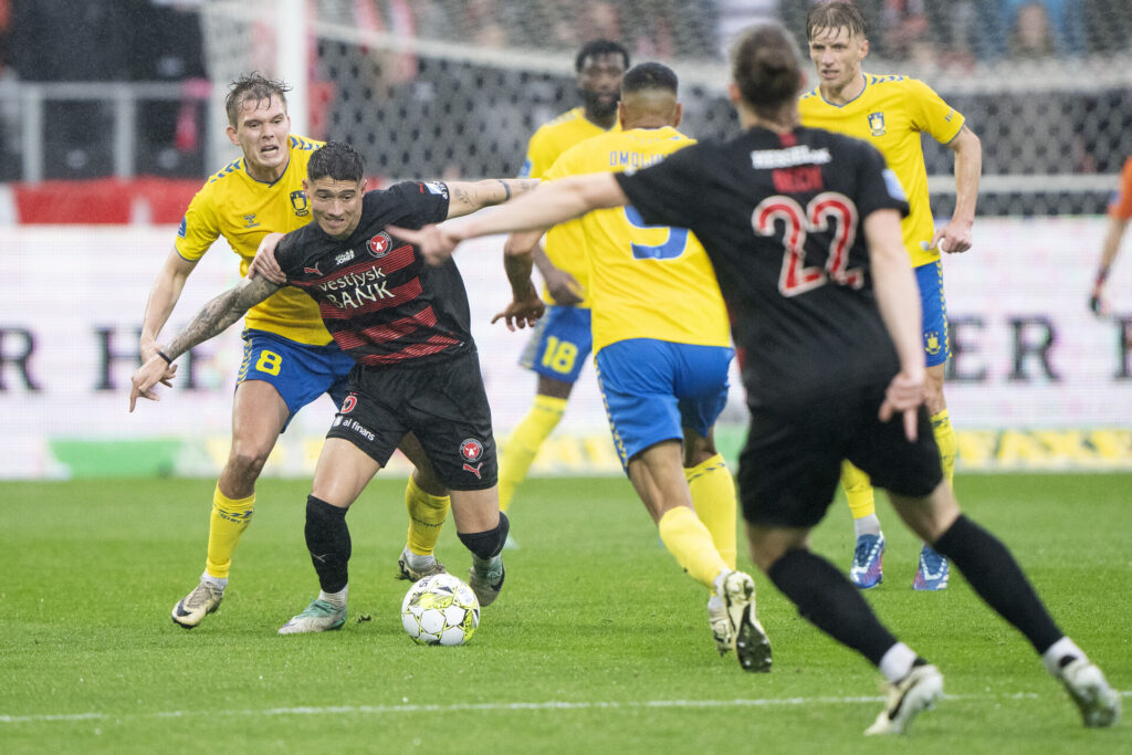 Emiliano Martinez kæmper for at holde fat i bolden under FC Midtjylland mod Brøndby.