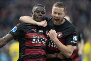 FCMs Franculino Dju har scoret sejrsmålet til 3-2 og jubler med Sverrir Ingason under superligakampen mellem FC Midtjylland og Brøndby IF på MCH Arena i Herning søndag den 5. maj 2024.
