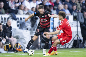 Henrik Dalsgaard i duel med Mikael Andersson.