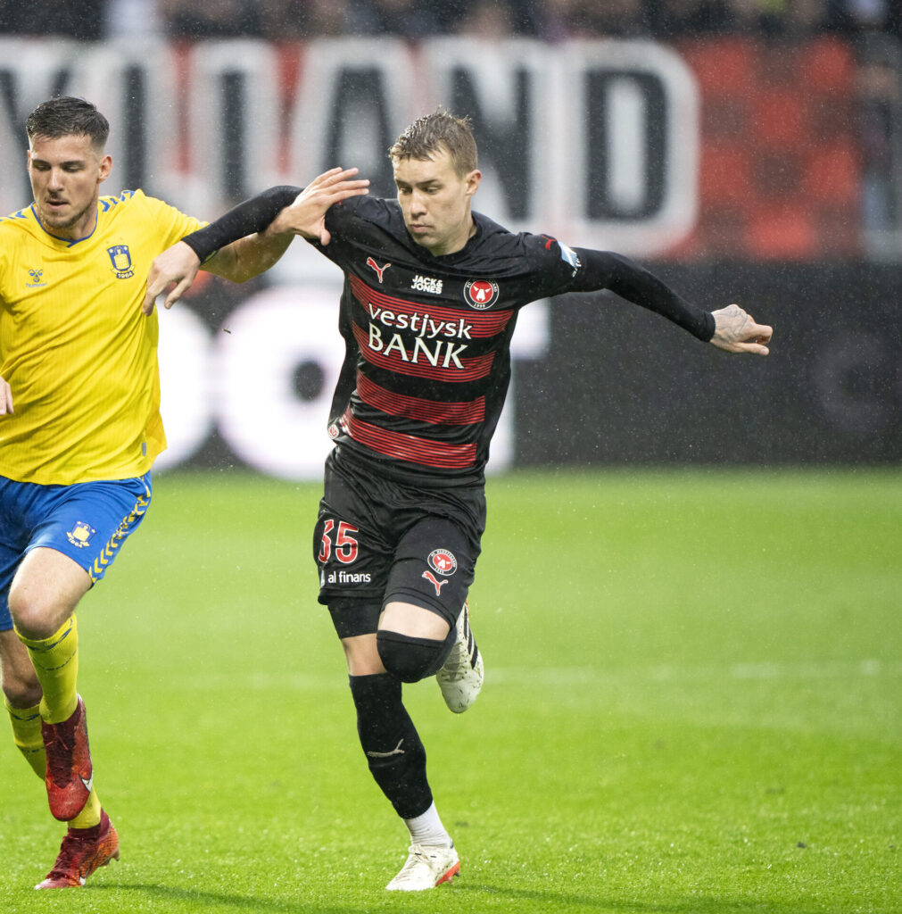FC Midtjyllands Charles i kamp med Brøndbys Jordi Vanlerberghe på MCH Arena i Herning