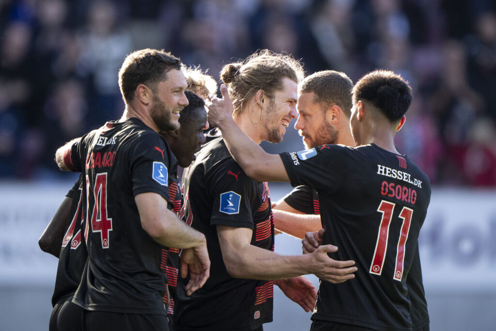 FC Midtjyllands spillere jubler efter Mads Bech Sørensens scoring mod AGF.