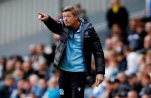 jon Dahl Tomasson peger i sin tid for Blackburn.