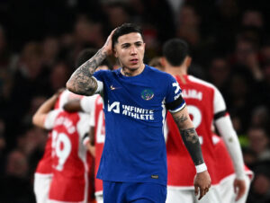 Enzo Fernandez under kampen mellem Arsenal og Chelsea i Premier League.