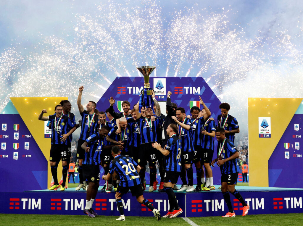 Inter løfter pokalen efter at have vundet det italienske mesterskab.