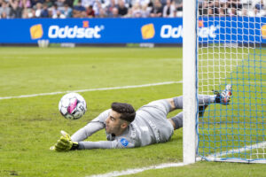 Filip Djukic redder et forsøg mod Hvidovre IF's mål.