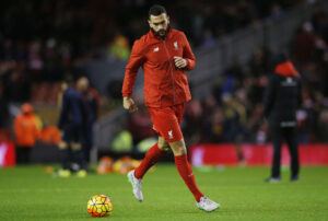 Steven Caulker varmer op til en kamp for Liverpool.