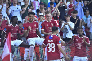 German Onugkha fejrer en scoring mod Hvidovre IF med sine holdkammerater i Vejle Boldklub.