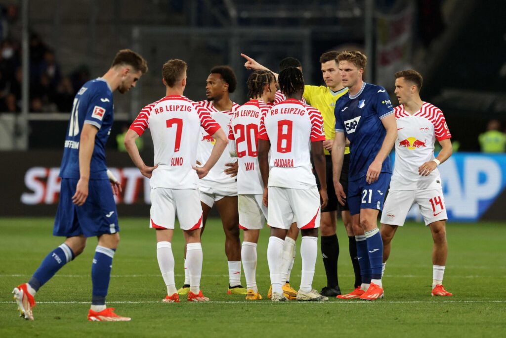 Unge Xavi Simons blev udvist med et rødt kort i kampen mellem RB Leipzig og TSG Hoffenheim.