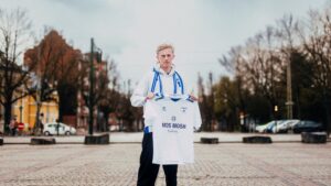 Casper Holmelund står med en ny trøje i Kolding IF