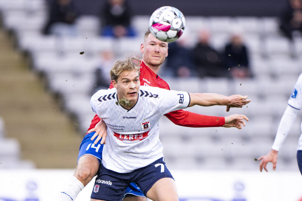 Mads Emil Madsen i aktion for AGF mod Hvidovre i Superligaen.