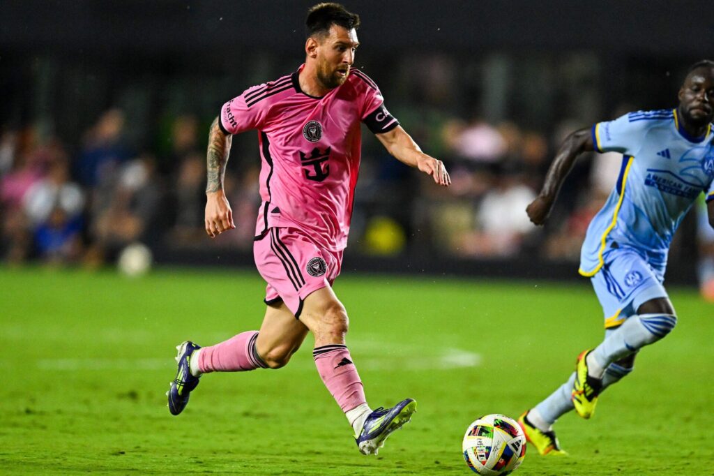 Lionel Messi fører bolden frem mod Atlanta United.