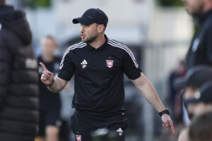 Ivan Prelec på sidelinjen for Vejle Boldklub under kampen mod Lyngby Boldklub.