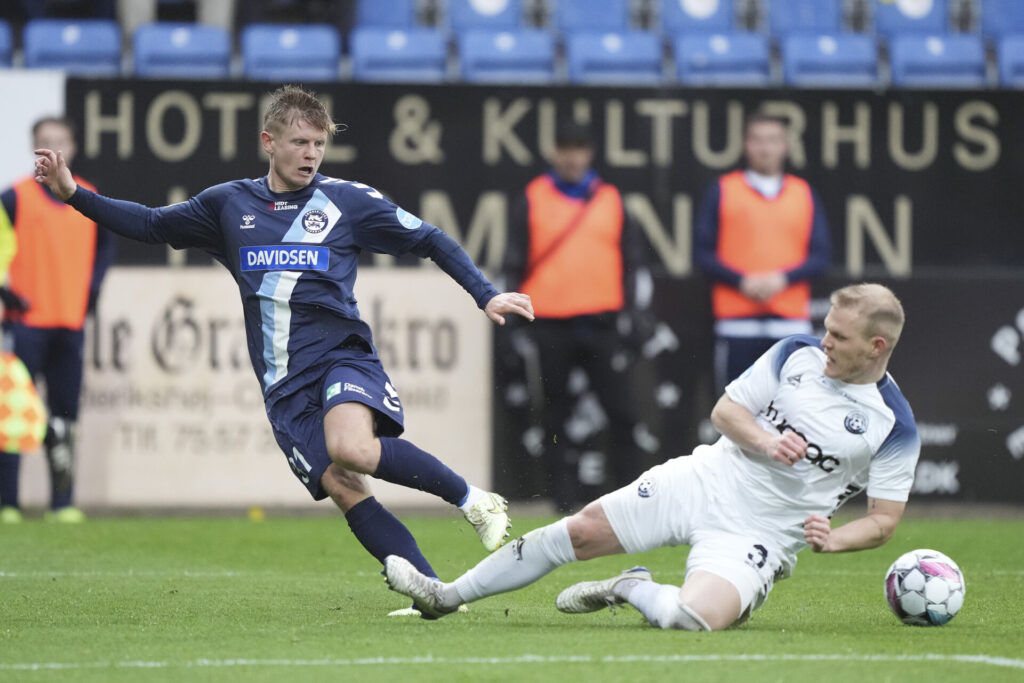 Jacob Buus (Sønderjyske 31) mod Phillip Rejnhold (Vendsyssel 3) NordicBet Liga-kampen mellem SønderjyskE og Vendsyssel FF på Sydbank Park i Haderslev torsdag den 18. april 2024.