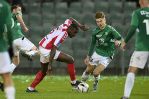 AB's Frederik Christensen kæmper om bolden mod AaB's Jores Okore.