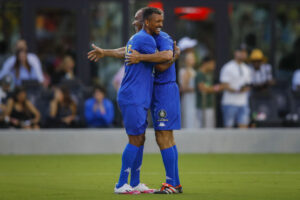 Nani krammer sin holdkammerat.