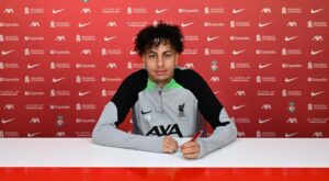 Kaide Gordon skriver under på ny kontrakt i Liverpool.
