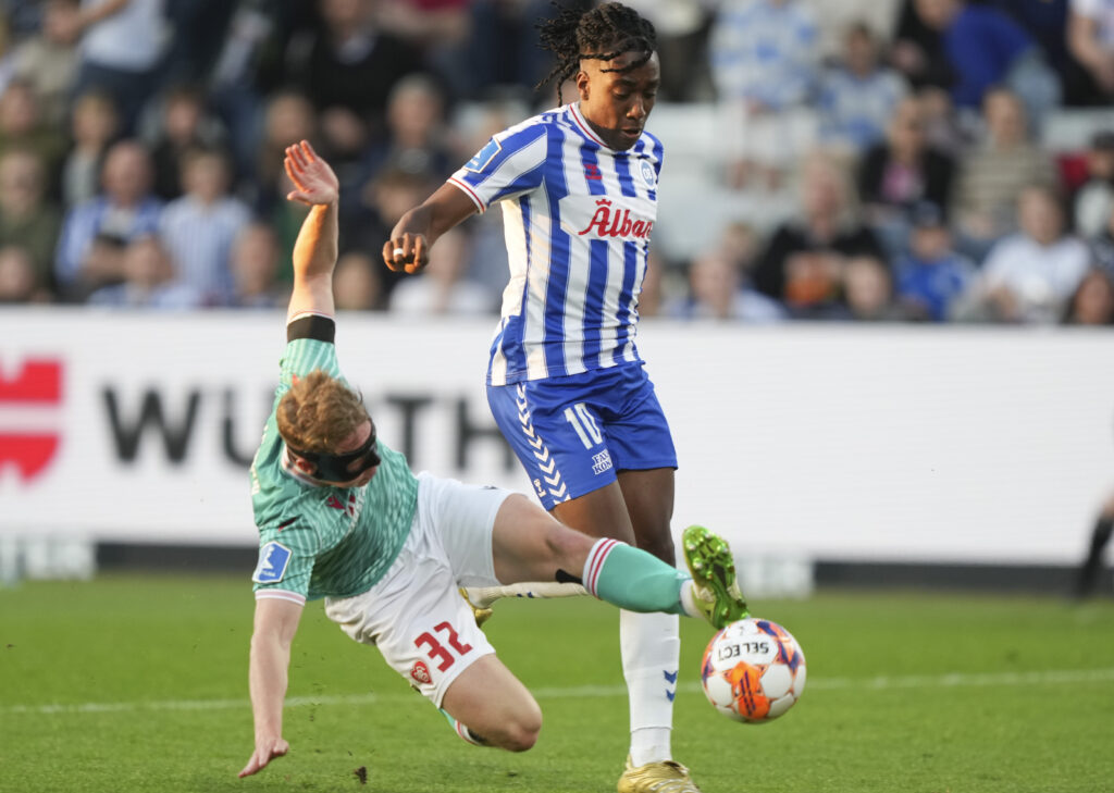OB's Franco Tongya i duel med en Viborg FF-spiller