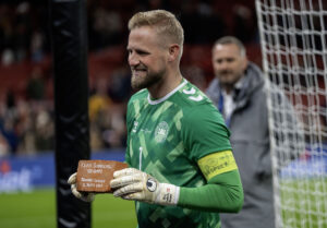 Landskamp i Parken. Danmark - Schweiz 100 kamps jubilar Kasper Schmeichel med sine børn. Med muresten.