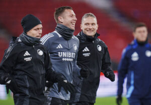 Christian Sørensen, Peter Ankersen og Lukas Lerager varmer op.