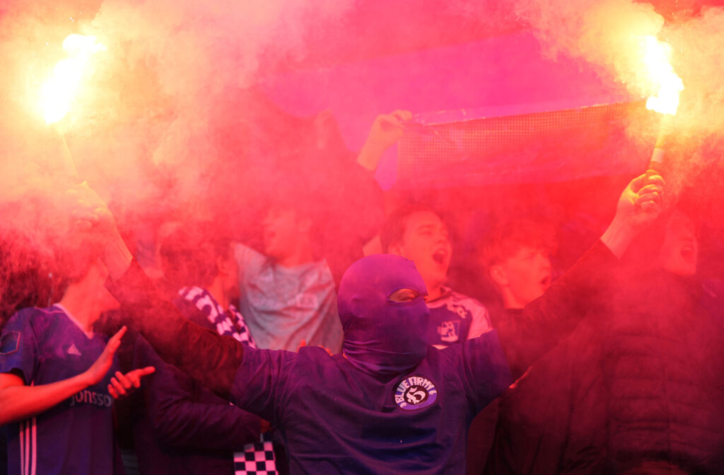 Lyngby Boldklubs fans antændte pyro under kampen mod Vejle Boldklub.