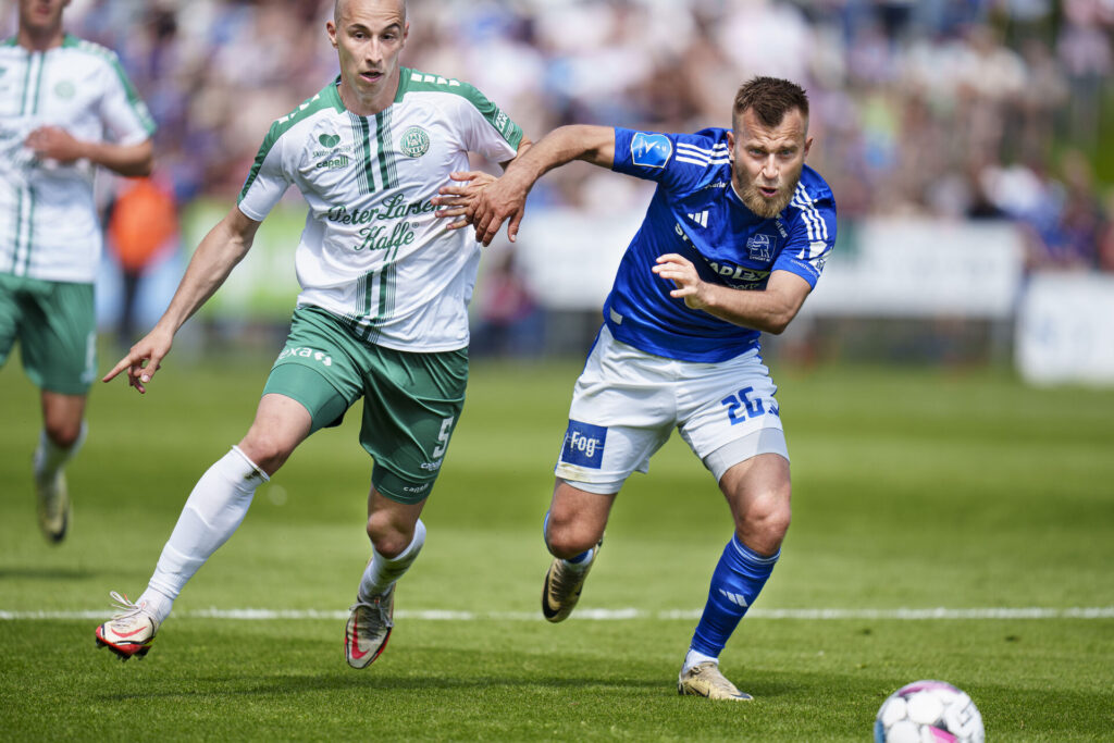 Lyngby Boldklubs Frederik Gytkjær i kamp om bolden mod Viborg FF's Zan Zaletel.