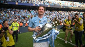 Kevin De Bruyne med Premier League-trofæet efter Manchester Citys generobning af det engelske mesterskab.