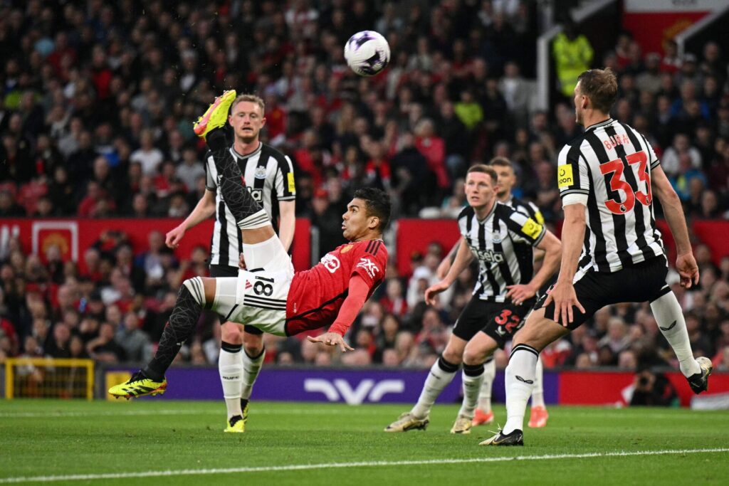Casemiro forsøger sig med et saksespark i Premier League-kampen mellem Manchester United og Newcastle United.