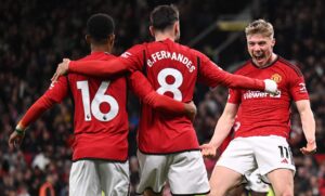 Rasmus Højlund jubler med sine holdkammerater i Manchester United.