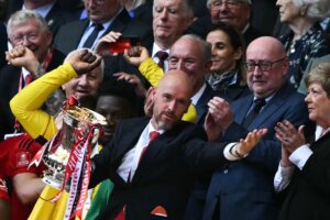 Erik ten Hag løfter FA Cup-trofæet.