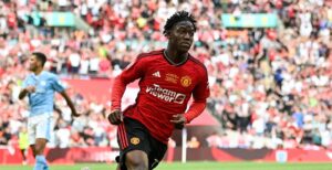 Kobbie Mainoo efter sin scoring i FA Cup-finalen mellem Manchester United og Manchester City.