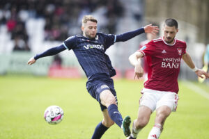 Randers FCs Muamer Brajanac i aktion mod Vejle BKs Stefan Velkov i Superligaen.