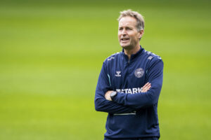 Kasper Hjulmand på træningsbanen sammen med det danske herrelandshold