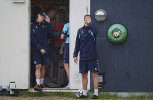 Kasper Hjulmand og det danske landshold afventer regnvejret inden træning.