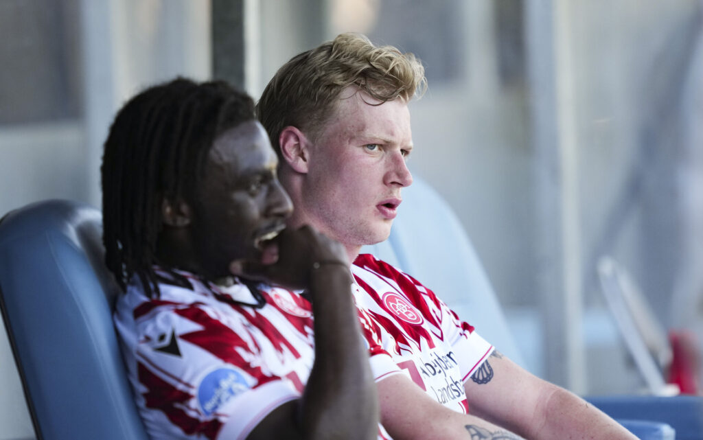 Malthe Højholt og Jubril Adedeji på bænken efter NordicBet Liga-kampen mellem Sønderjyske og AaB.