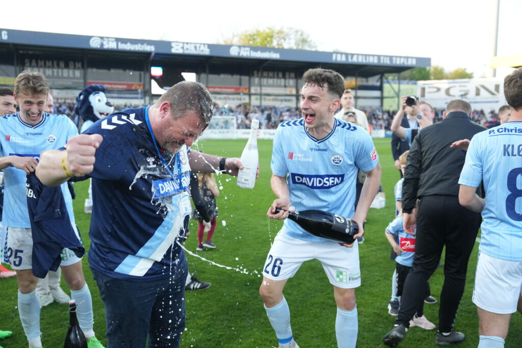 Sønderjyske-spillerne fejrer at være rykket op i Superligaen igen.