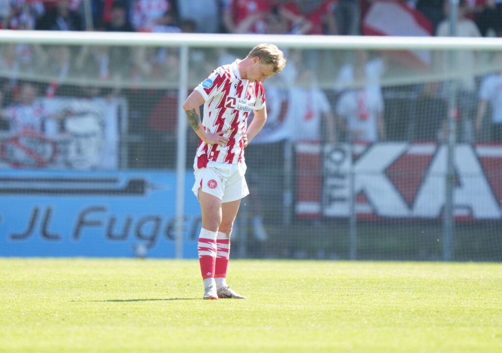 En AaB-spiller kigger slukøret ned i græsset efter nyt nederlag for klubben