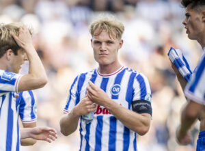 OBs cheftræner Søren Krogh og OBs Max Fenger under 3F Superliga-kampen mellem OB og Randers FC på Nature Energy Park i Odense, søndag den 19. maj 2024.
