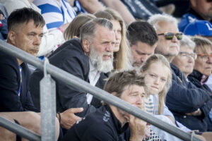 Björn Wesström på tribunen under OB's kamp mod Randers FC.