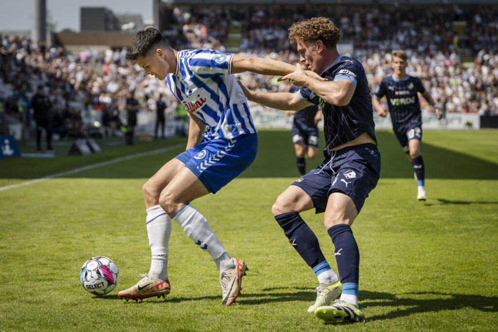 OBs Luca Kjerrumgaard og Randers FCs Wessel Dammers under 3F Superliga-kampen mellem OB og Randers FC på Nature Energy Park i Odense, søndag den 19. maj 2024