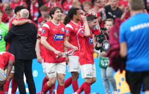 Alexander Lind fejrer Silkeborgs pokaltriumf.