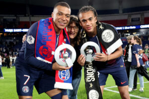 Kylian Mbappé og Ethan Mbappé fejrer Ligue 1-triumfen.