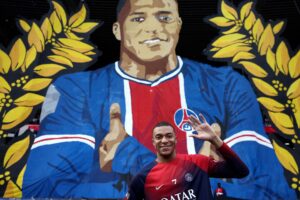 Kylian Mbappé poserer sammen med en kæmpe tifo før PSG's Ligue 1-kamp imod Toulouse.