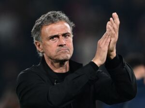 Luis Enrique klapper ud til publikum